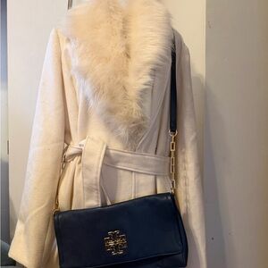 Elegant navy blue Leather Tory Burch bag with gold hardware